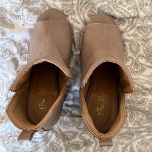 Pink Lily Women's Brown Ankle Booties